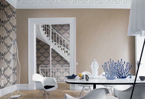 Zeitlos und elegant sind die Wände in den Farben caramel mit schwarzen Ornamenten gehalten. Die elegante Wandgestaltung passt wunderbar zum modernen Mobilar in Weiss.